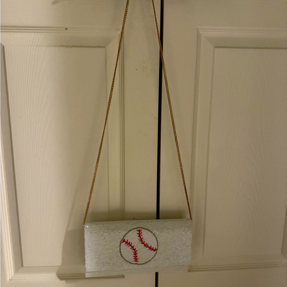 Brand new beaded baseball crossbody, perfect accessory for the ballpark

Hemline
